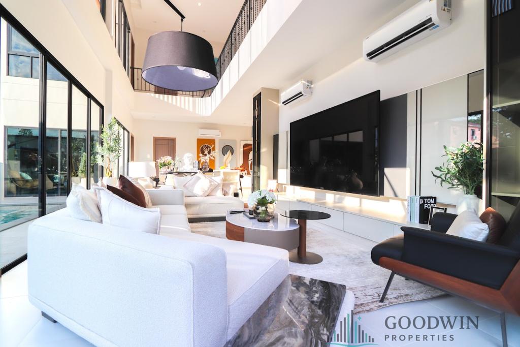7 Bedrooms House @