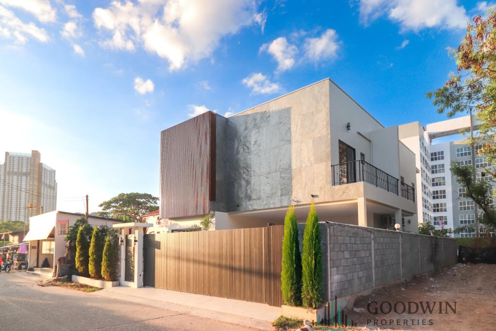 7 Bedrooms House @