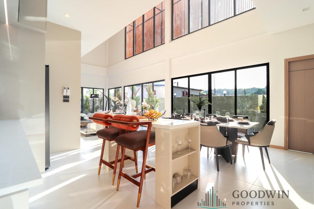 7 Bedrooms House @