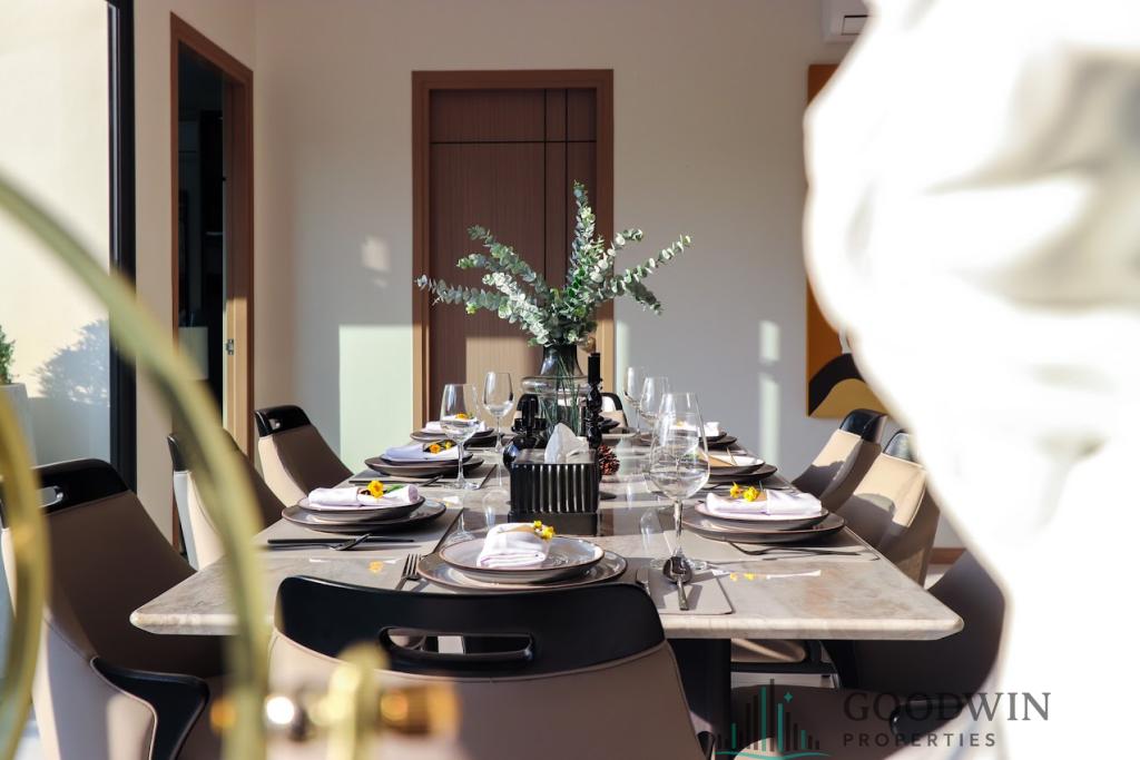 7 Bedrooms House @