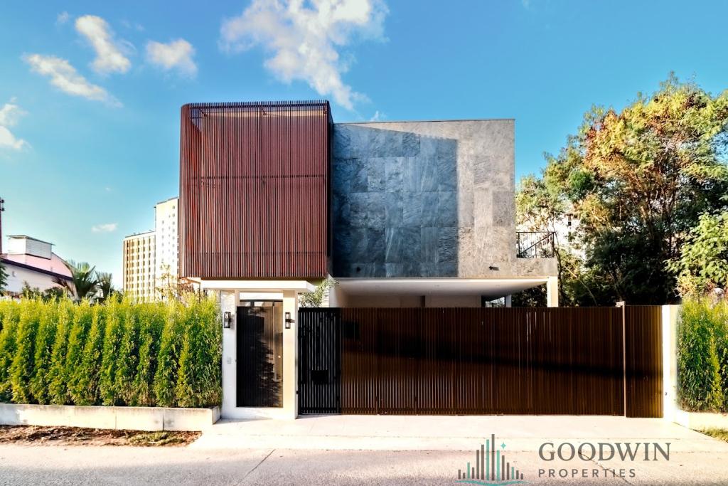 7 Bedrooms House @
