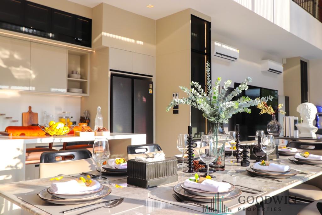7 Bedrooms House @