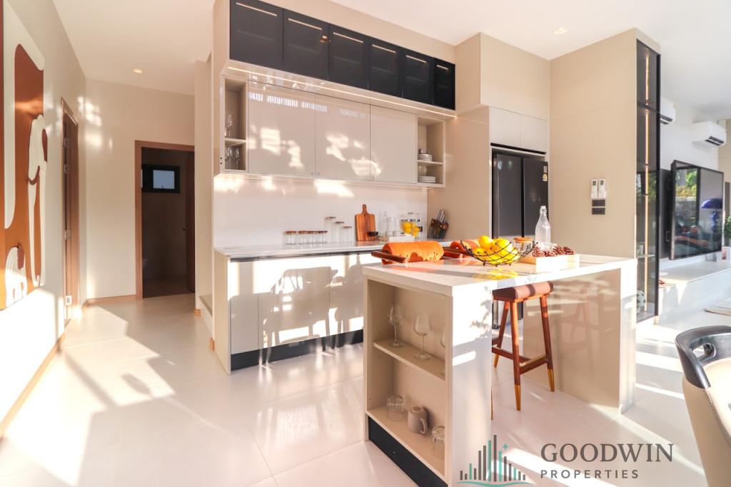 7 Bedrooms House @