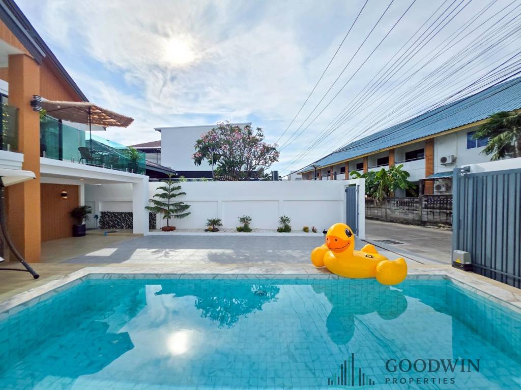 5 Bedrooms House @
