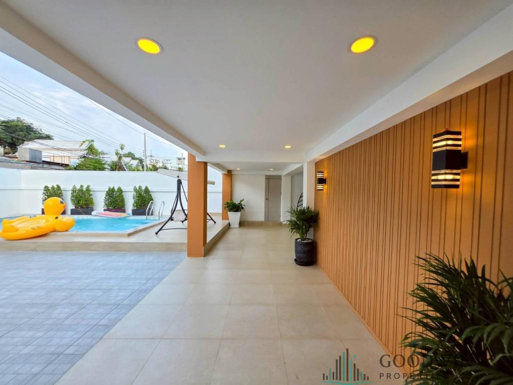 5 Bedrooms House @