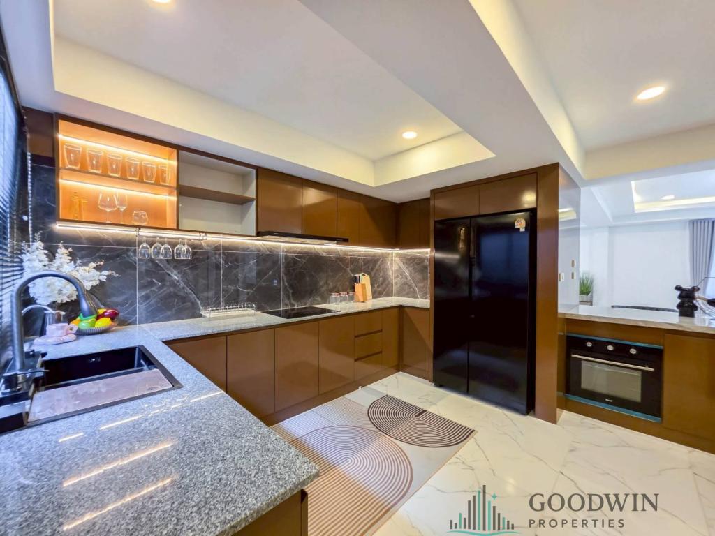 5 Bedrooms House @