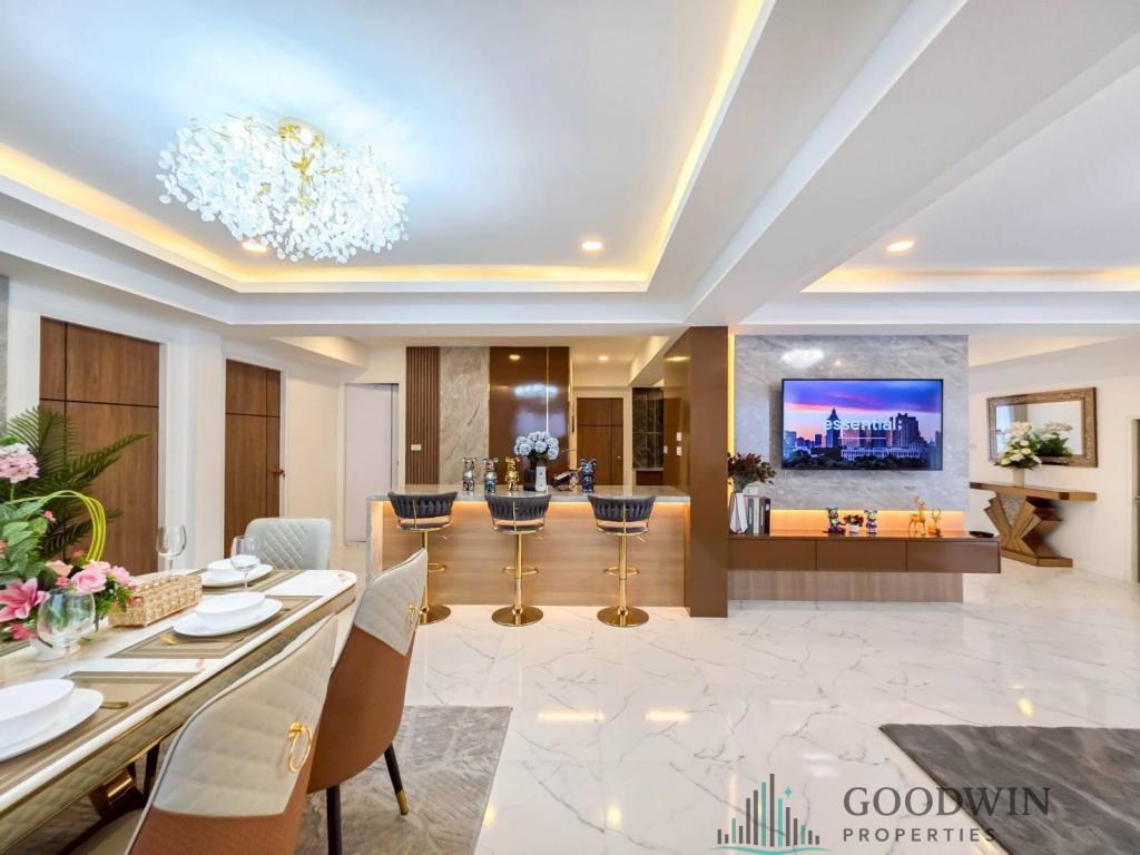 5 Bedrooms House @