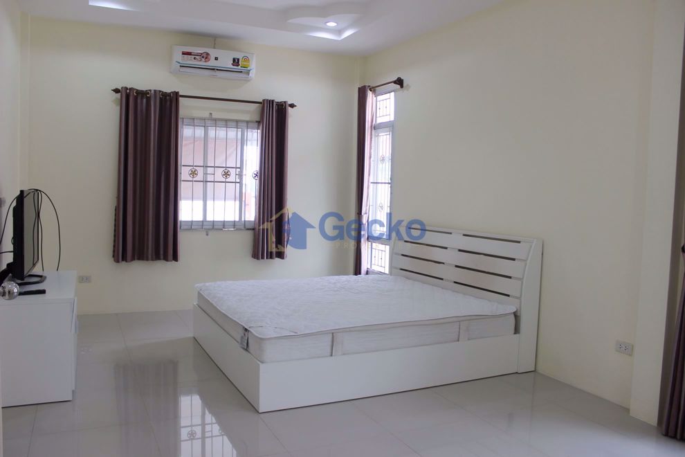 3 Bedrooms House in East Pattaya H005855